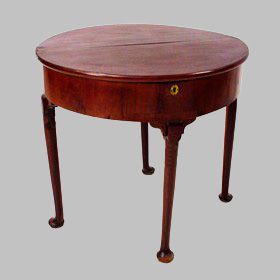 Mesa de medio punto de caoba. Reina Ana. Inglaterra 1702-1714