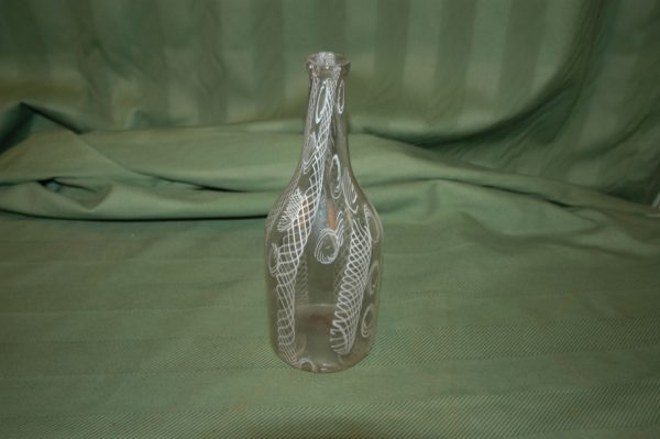 Botella de Cristal Catalán con dibujo de retícula y abstracto en color blanco. S. XVIII