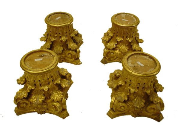 Cuatro Capiteles Jónicos de madera tallada y dorada con oro fino. S. XVIII.