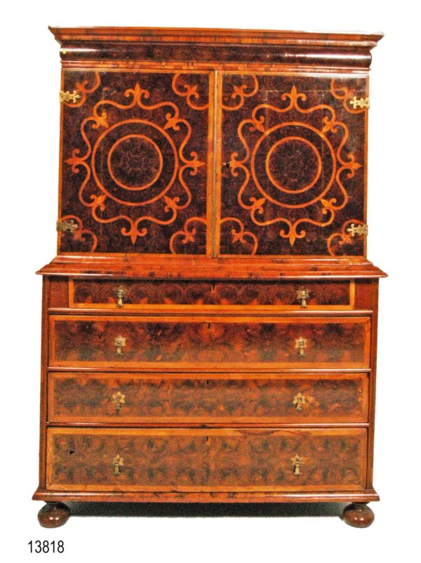 Chest on Chest. época "William & Mary" (1689-1694), en madera oyster-veneered walnut (nogal).