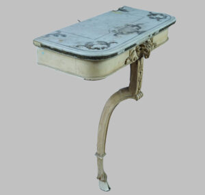 Консоль с резьбой по ноге, с головой и ногой теленка и мрамора с золотыми приложениями. Франция, XIX век