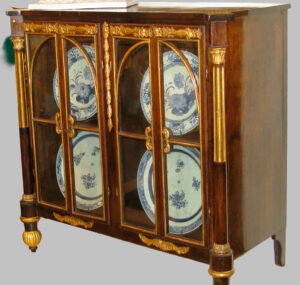 Венецианский корпус для показа грецкого ореха и золотые применения с мелким золотом. XVIII век