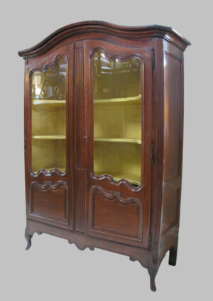 Французский орех дисплей случае с двумя стеклянными дверями и изогнутым верхом. Прованс, С. XVII