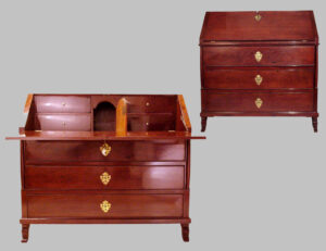 Buró Menorquín Imperio de caoba, con dos columnas, tres  cajones inferiores y cuatro cajones en el interior. C. 1800