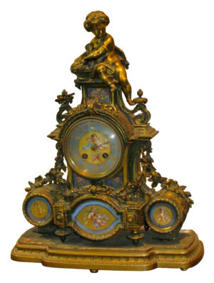 Reloj Francés de bronce, con figura de niño con cesta y porcelana de Sèvres. S. XVIII