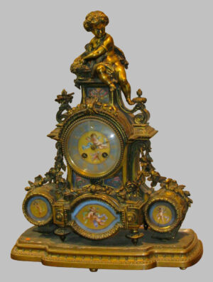 Reloj Francés de bronce, con figura de niño con cesta y porcelana de Sèvres. S. XVIII