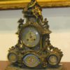 Reloj Francés de bronce, con figura de niño con cesta y porcelana de Sèvres. S. XVIII