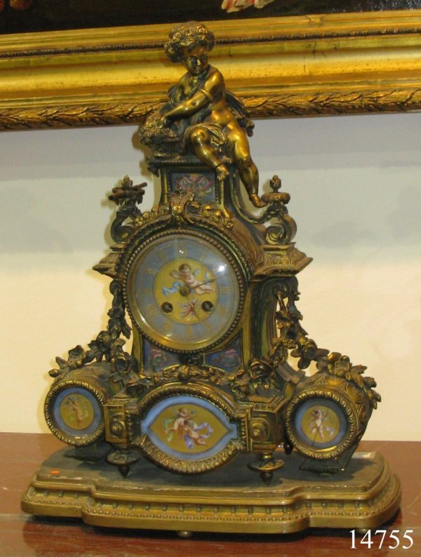 Reloj Francés de bronce, con figura de niño con cesta y porcelana de Sèvres. S. XVIII
