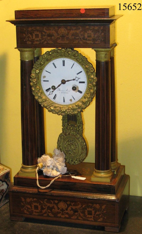 Reloj de sobremesa Imperio de jacarandá y marquetería de limoncillo. C.1820.