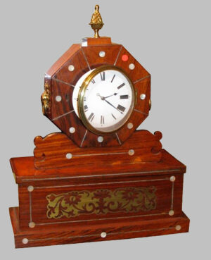 Reloj de sobremesa Inglés de palisandro con incrustaciones de nácar y latón. Regency C. 1800