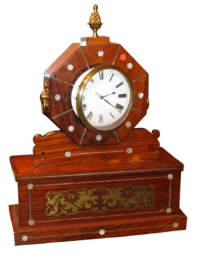 Reloj de sobremesa Inglés de palisandro con incrustaciones de nácar y latón. Regency C. 1800