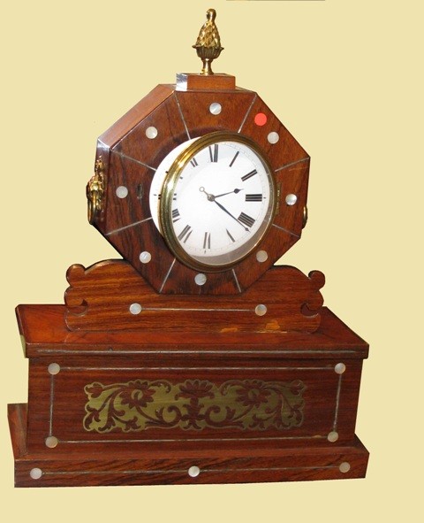 Reloj de sobremesa Inglés de palisandro con incrustaciones de nácar y latón. Regency C. 1800