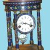 Reloj cloisonné con cuatro columnas, colores azules y rosas. Maquinaria París. S. XIX