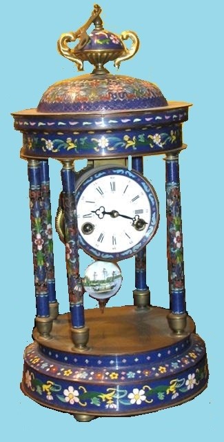 Reloj cloisonné con cuatro columnas, colores azules y rosas. Maquinaria París. S. XIX