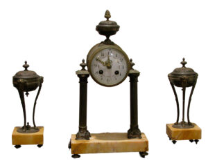 Guarnición de Reloj y dos Copas de bronce con base de mármol. Francia, S. XIX