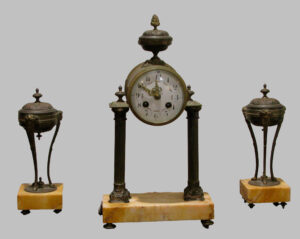 Guarnición de Reloj y dos Copas de bronce con base de mármol. Francia, S. XIX