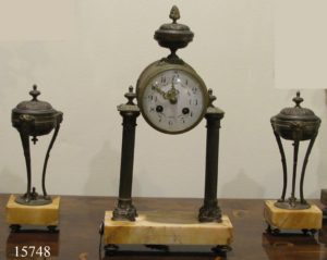 Guarnición de Reloj y dos Copas de bronce con base de mármol. Francia, S. XIX