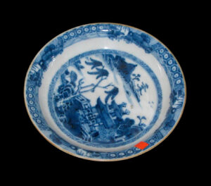 Бело-голубая китайская керамическая тарелка с домом и пейзажем с деревьями. XVIII век