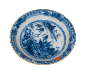 Бело-голубая китайская керамическая тарелка с домом и пейзажем с деревьями. XVIII век