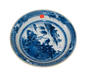 Бело-голубая китайская керамическая тарелка, с домом и пейзажем с деревьями. XVIII век