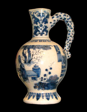 Белая и синяя китайская керамическая ваза с символами. Плетеная ручка. Кантон, S. XVIII