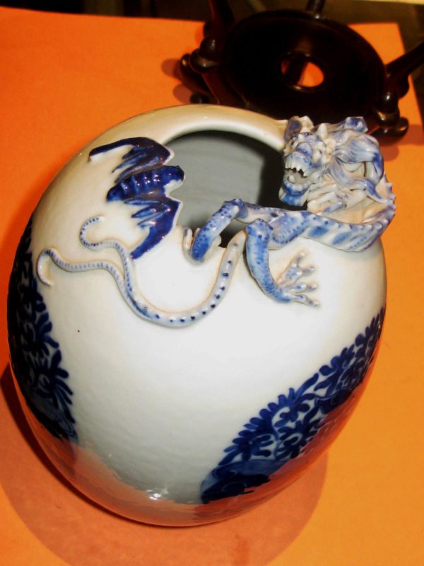 Jarrón de cerámica Dinastía Kang - Hsi. China, S. XVII. Firmado.