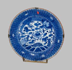 Бело-голубая китайская керамическая тарелка, с фигурами драконов в центре. XVIII век