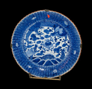 Бело-голубая китайская керамическая тарелка, с фигурами драконов в центре. XVIII век