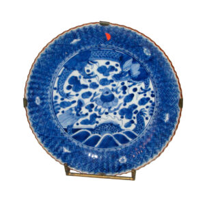 Бело-голубая китайская керамическая тарелка, с фигурами драконов в центре. XVIII век