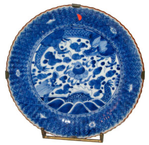 Бело-голубая китайская керамическая тарелка, с фигурами драконов в центре. XVIII век