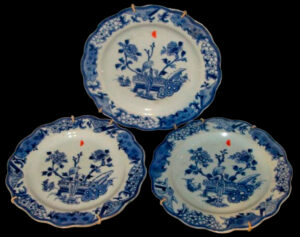 Три керамические блюда с горшком и растениями в центре