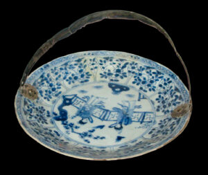 Фарфоровая пластина (ухудшеная), с голландской серебряной ручкой. XVIII век