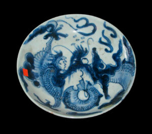 Белая и синяя керамическая пластина, с драконом. Китай, S. XVIII