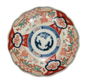 Блюдо имари, украшенное фруктами и цветами. XVIII век