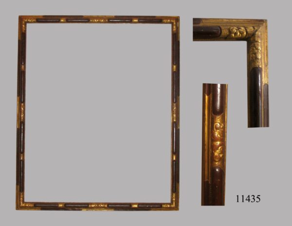 Marco de talla dorado y policromado. El dorado gofrado y cartelas policromadas en burdeos. Italia, S. XVIII