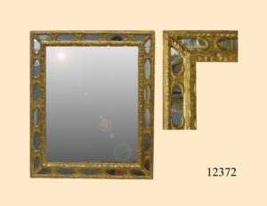 Marco de talla dorada con oro fino y rodeado de 22 espejitos. Italia, S. XVIII