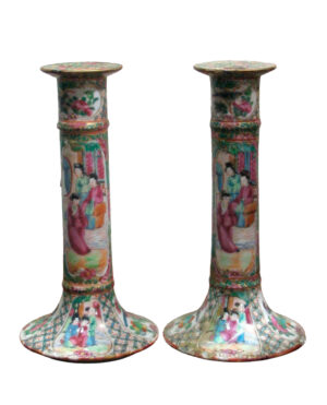 Pareja de Candeleros de Porcelana – Siglo XVIII