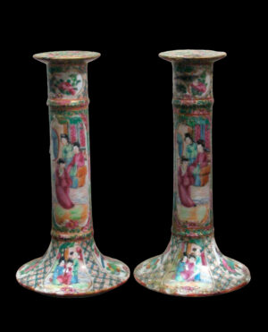 Pareja de Candeleros de Porcelana – Siglo XVIII