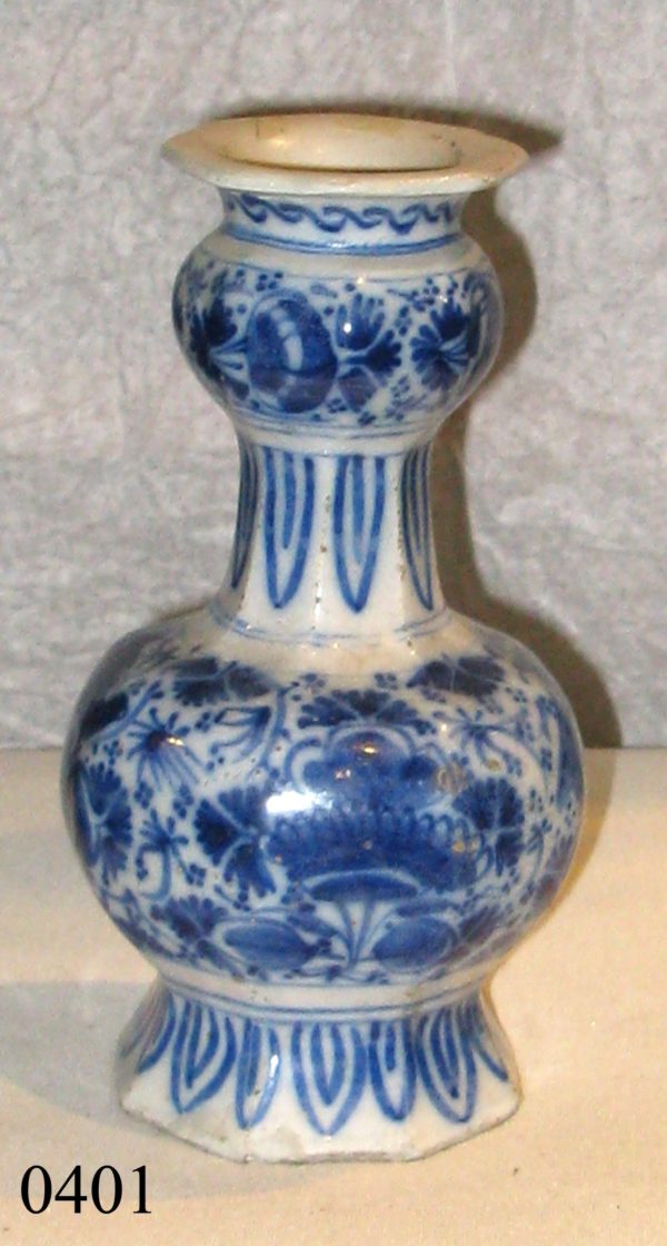 Jarra de porcelana Delft blanca y azul, Restaurada. Holanda, S. XVIII