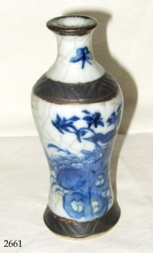 Jarrón porcelana blanca y azul con base de madera S. XVIII