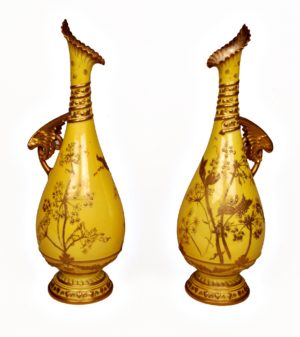 Pareja de Jarras con asa de porcelana, Royal Crown. Amarillos y oro, con motivos Japoneses