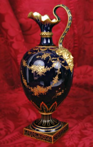 Фарфоровый кувшин Royal Crown Derby с ручкой маски. Синий фон и гирлянды
