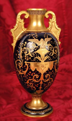 Тибор с крышкой и двумя фарфоровыми ручками Royal Crown Derby с синим и золотым фоном