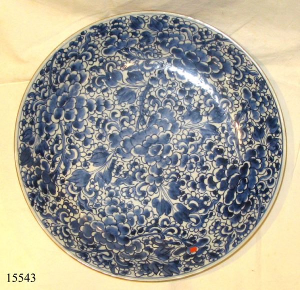Plato de cerámica China blanca y azul, decorado con flores. KANGXI, ffs S. XVII.