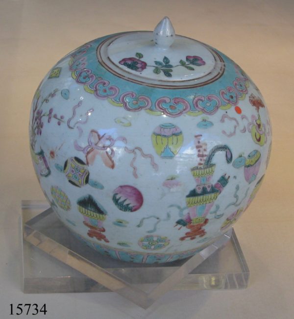 Tibor de cerámica Famille Rose. China, C. 1730