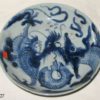 Plato de cerámica blanca y azul, con dragón. China, S. XVIII