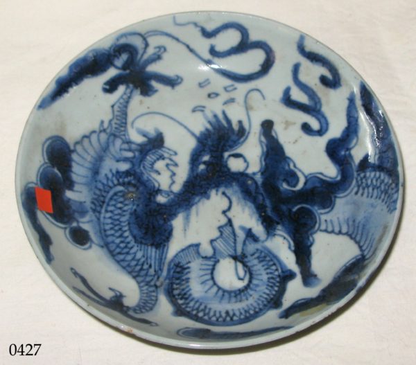Plato de cerámica blanca y azul, con dragón. China, S. XVIII
