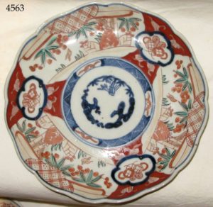 Plato Imari decorado con frutas y flores. S. XVIII