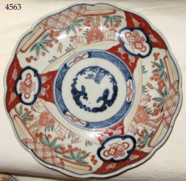 Plato Imari decorado con frutas y flores. S. XVIII