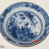 Plato de cerámica China blanca y azul con casa y paisaje con árboles. S. XVIII